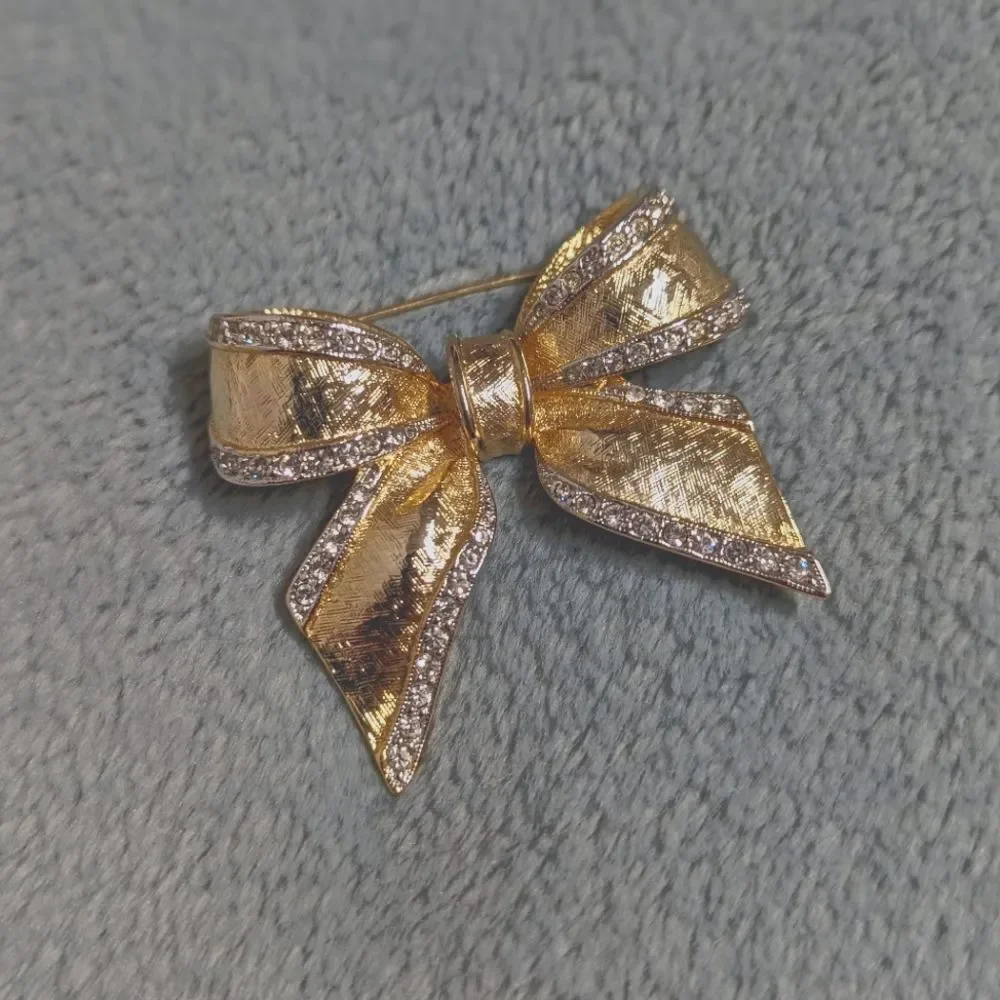 Vintage 1980's Goldtone & Rhinestones Bow Brooche